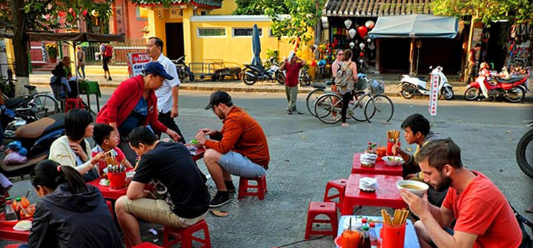 Enjoy street food in Hoian