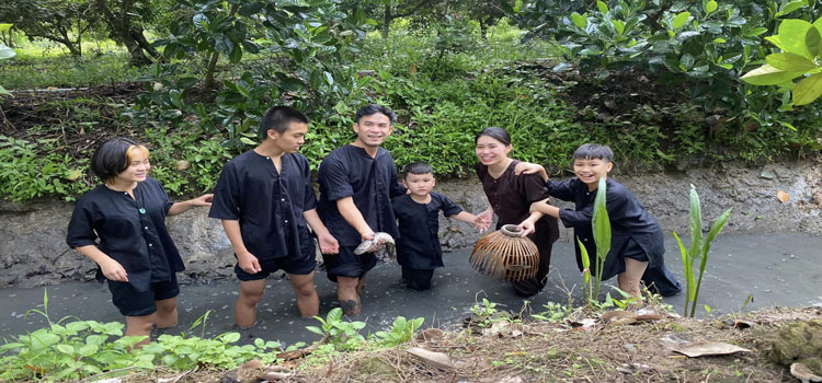Experience fish catching with family on Mekong Delta