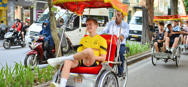 Experience the cyclo tour in Hanoi of Dortmund football players